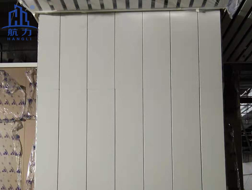 航力銑槽板的應(yīng)用-雄安新區(qū)高鐵站，纖維水泥板施工案例，硅酸鈣板天花板解決方案，穿孔吸音板安裝貼圖